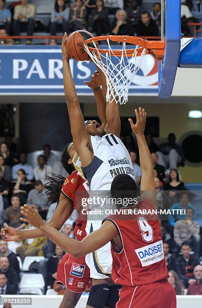 Paris Levallois' US Lamont Hamilton tries to score as he faces Samuel Mejia from Dominican republic during their French ProA basketball match in...