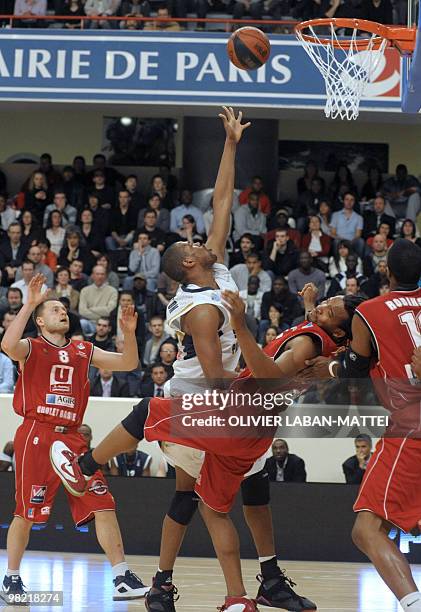 Paris Levallois' US Lamont Hamilton tries to score as he faces Samuel Mejia from Dominican Republic during their French ProA basketball match in...