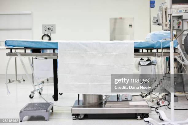 operating table and equipment in operating room - operationstisch stock-fotos und bilder