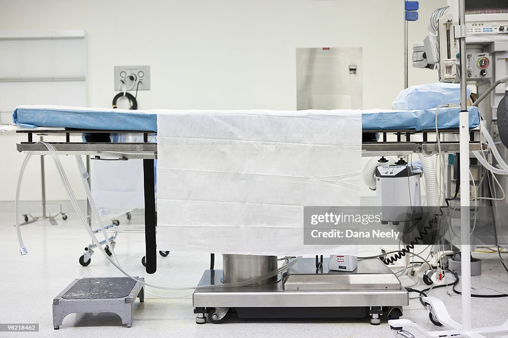 Operating table and equipment in operating room