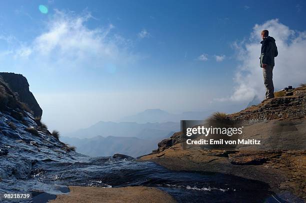 male hiker at the lip of the tugela falls overlooking the drakensberg escarpment, amphitheatre,  roy - escarpado fotografías e imágenes de stock