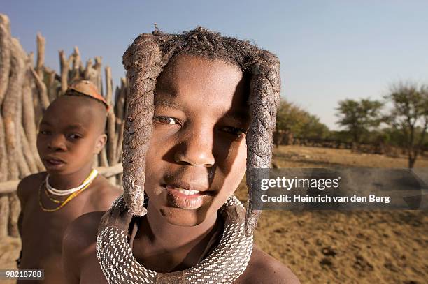 portrait of himba teenager looking at camera, epupa falls area, kaokoland, namibia - himba photos et images de collection