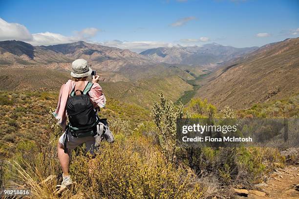 hiker on donkey trail looking out towards gamkaskloof, karoo, western cape province, south africa - western cape province stock-fotos und bilder