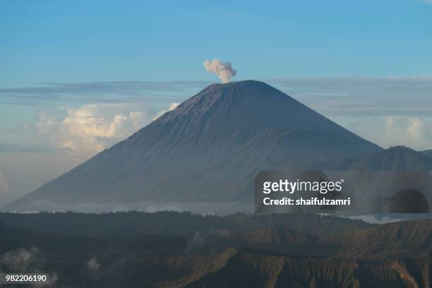 semeru, or mount semeru, is an active volcano located in east java, indonesia. it is the highest mountain on the island of java (3,676 m). - shaifulzamri stock pictures, royalty-free photos & images