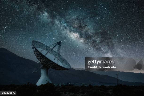 radio telescopio observatorio bajo la noche estrellada - satellite space fotografías e imágenes de stock