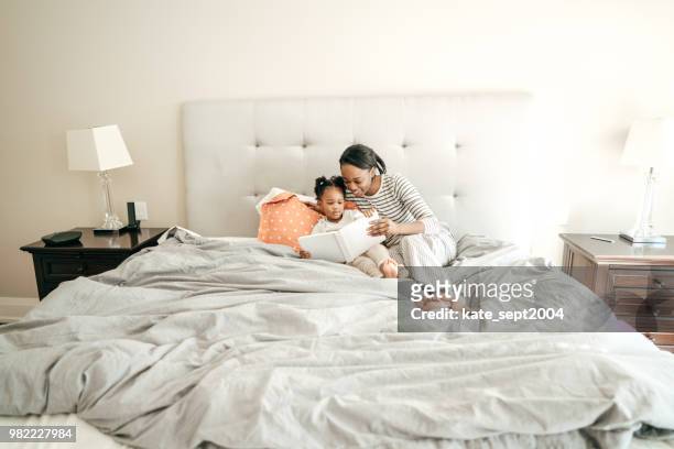 die rolle der mütter in der kindlichen entwicklung - bedtime stories stock-fotos und bilder