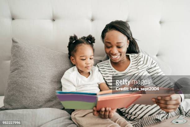 bunte bücher für kleinkinder - bedtime stories stock-fotos und bilder