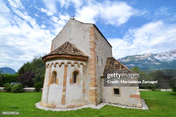 egna, bolzano - church of san floriano - romanesque apse - apse - fotografias e filmes do acervo