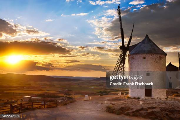 windmill at sunset, consuegra, spain - fischbach castle fotografías e imágenes de stock