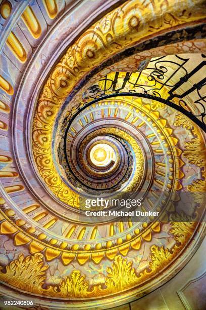 spiral staircase - spiral staircase fotografías e imágenes de stock