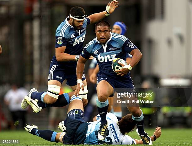 Keven Mealamu of the Blues leaves Pedrie Wannenburg of the Bulls behind during the round eight Super 14 match between the Blues and the Bulls at Eden...