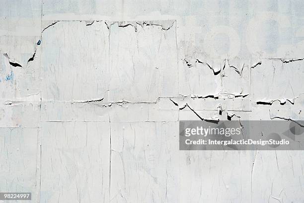 a blank billboard that is peeling - poster wall stockfoto's en -beelden
