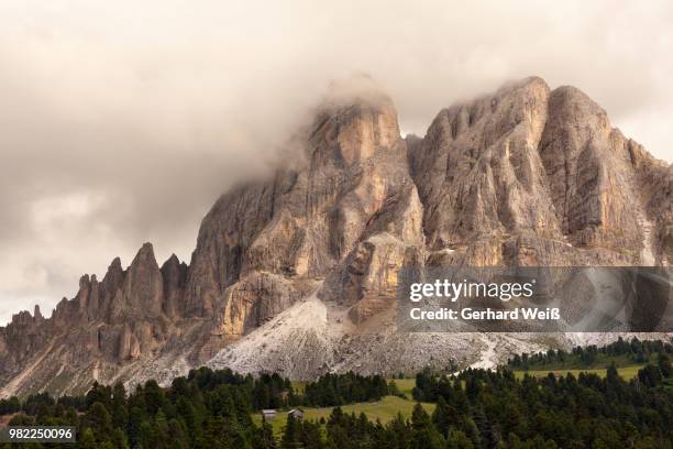 clouds shrouding mountains - weiß foto e immagini stock