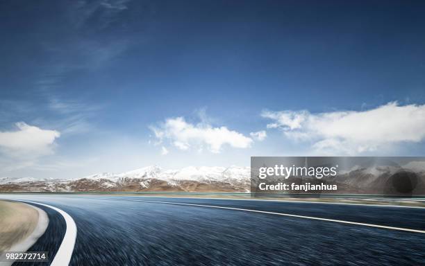 plateau road to snow mountains,tibet - anbau von rasen stock-fotos und bilder