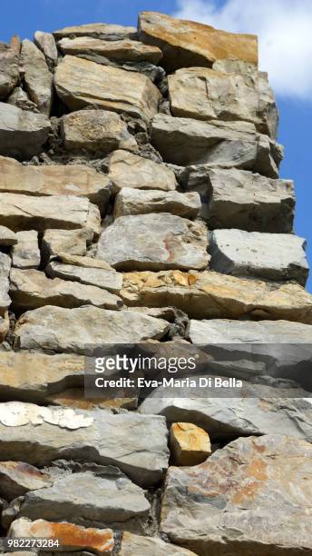 die geschichteten steine der ruine burg ringelstein - steine stockfoto's en -beelden