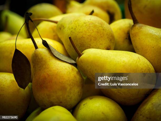 pears at the market - peer stockfoto's en -beelden