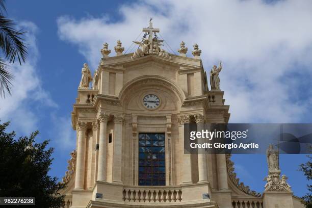 facade of the baroque church of saint john evangelist in modica in the south-eastern sicily - aprile fotografías e imágenes de stock