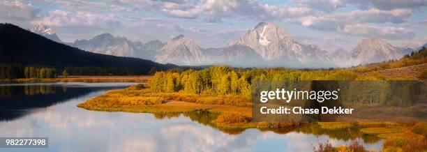 the snake river in grand teton national park, wyoming, usa - berg mount moran stock-fotos und bilder
