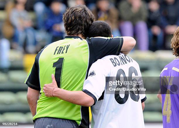 Valeri Bojinov of Parma FC embraces Sebastien Frey of ACF Fiorentina during the Serie A match between Parma FC and ACF Fiorentina at Stadio Ennio...