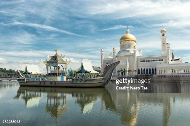 sultan omar ali saifuddin mosque - sultan omar ali saifuddin mosque stock-fotos und bilder