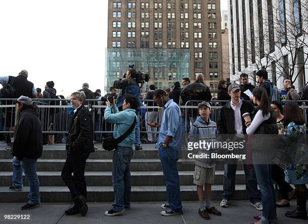 People wait in line for the release of the iPad outside Apple Inc.'s flagship store on Fifth Avenue in New York, U.S., on Saturday, April 3, 2010....