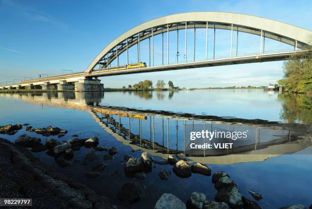 eisenbahnbrücke mit zug - fluss lek stock-fotos und bilder