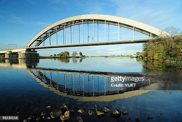 railway bridge - railway bridge stockfoto's en -beelden