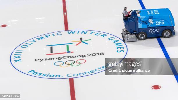 Südkorea, Gangneung: Olympia, Eishockey: Das Eis wird vor dem Training aufbereitet. Die Olympischen Winterspiele Pyeongchang 2018 finden vom 9. Bis...