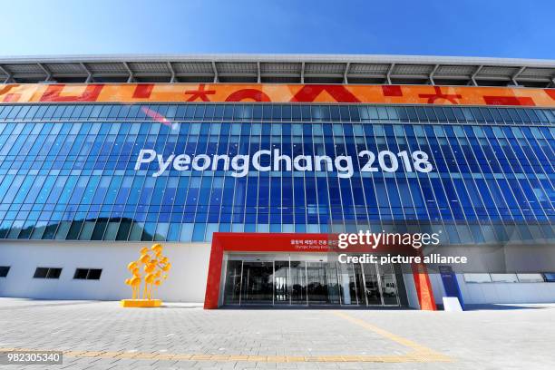 Südkorea, Pyeongchang: Olympia, Medaillenzeremonie: Der Eingang zum Olympiastadion auf dem Platz für die Medaillenübergabe. Die Olympischen...