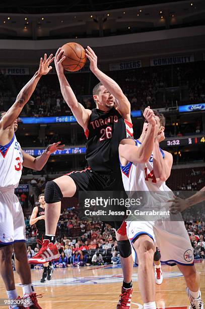 Hedo Turkoglu of the Toronto Raptors goes up for a shot against Willie Green and Jason Smith of the Philadelphia 76ers during the game on April 3,...