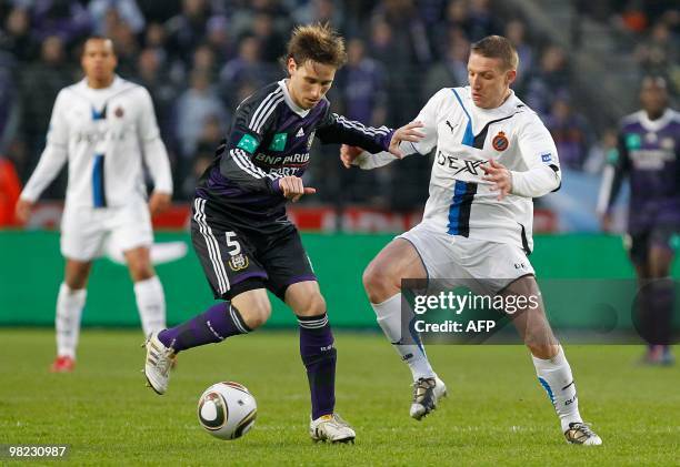 Anderlecht's Argentinian Lucas Biglia and Club Brugge's Wesley Sonck fight for the ball during the Belgian first division football match RSCA...