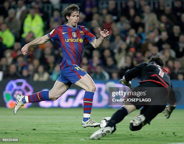 Barcelona's Brazilian defender Maxwell fighta for the ball with Bilbao's goalkeeper Gorka Iraizoz , during a Spanish League football match against...