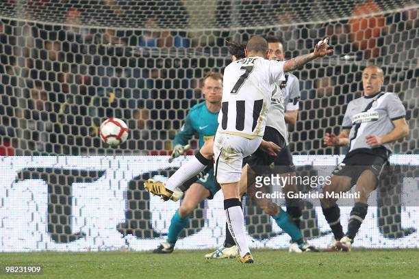 Simone Pepe of Udinese Calcio scores their fist goal during the Serie A match between Udinese Calcio and Juventus FC at Stadio Friuli on April 3,...
