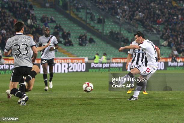 Udinese's Antonio Di Natale shoots at goal during their Serie A round of 32 football match on April 3, 2010 in Udine. AFP PHOTO / ANTEPRIMA AFP PHOTO...