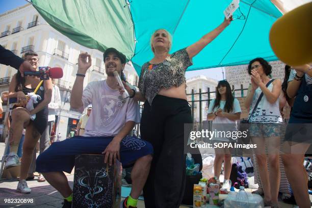 Protesters singing during the press conference. After the great demonstration against the release of La Manada yesterday, a group of women decided to...