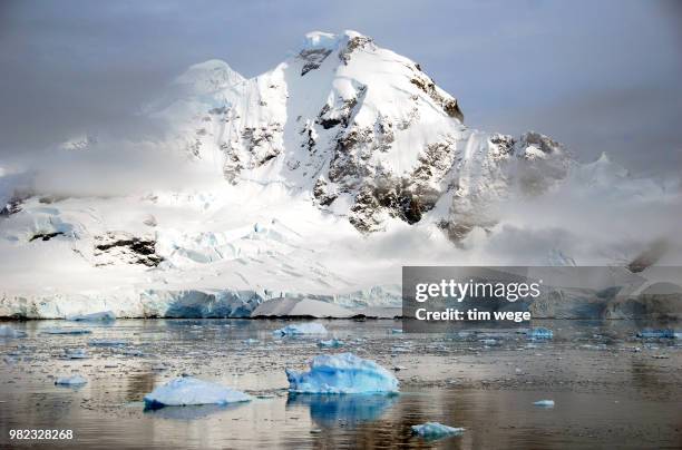 snow capped mountain in antarctica. - wege foto e immagini stock