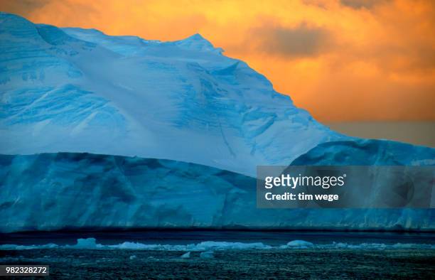 blue iceberg at sunset - wege foto e immagini stock