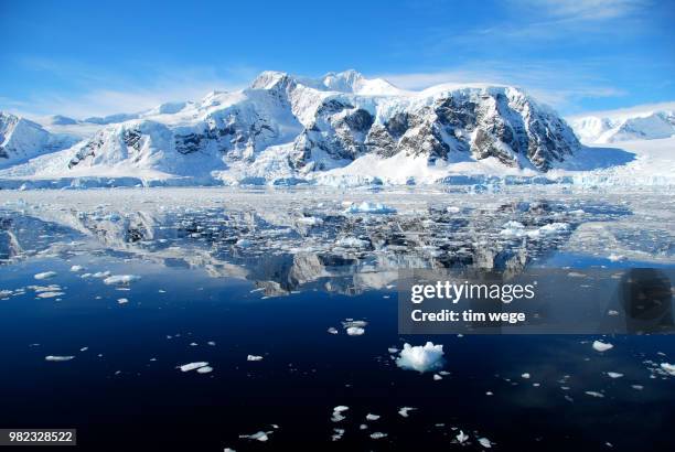 icy polar landscape - wege foto e immagini stock