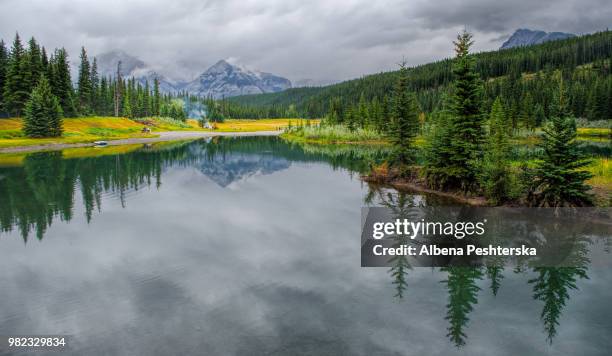 rocky moutains,banff - albena stock-fotos und bilder