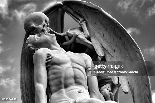 el beso de la muerte (the kiss of death) - barcelona - muerte stock pictures, royalty-free photos & images