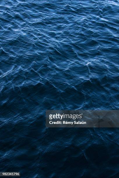 dark-blue water - mer photos et images de collection
