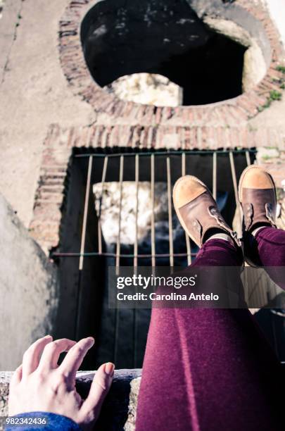 saltar a un abismo - saltar stock pictures, royalty-free photos & images