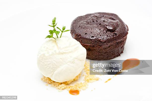 coulant de chocolate caliente con helado de mascarpone - helado imagens e fotografias de stock