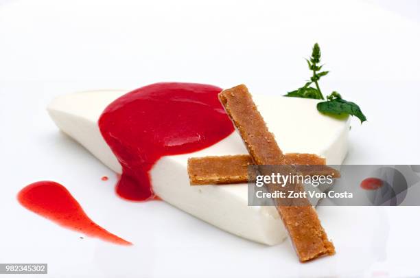 tarta de yogur con coulis de fresa natural - coulis stock pictures, royalty-free photos & images