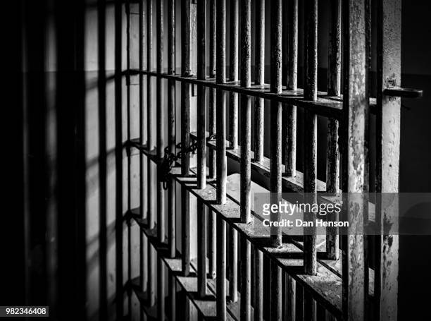 prison cell bars, alcatraz, san francisco. - porte de prison photos et images de collection