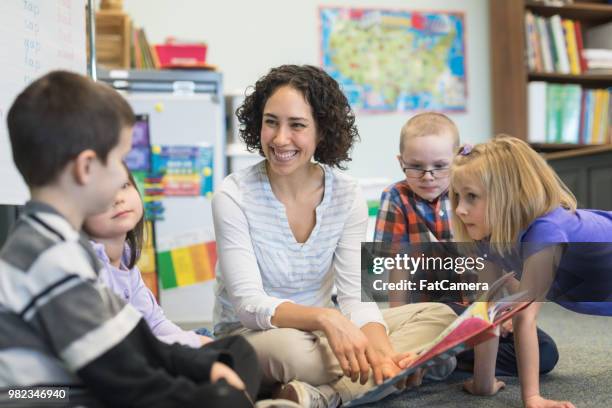 hora del cuento en un aula de primaria - spelling fotografías e imágenes de stock