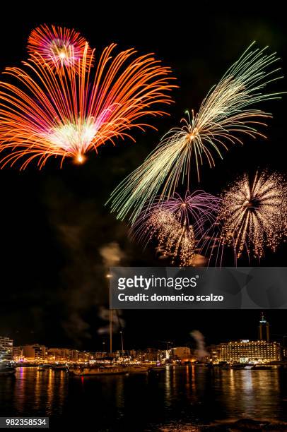 fireworks in malta - scalzo photos et images de collection