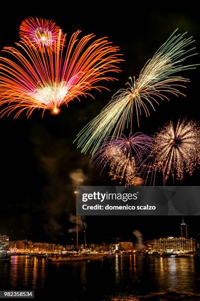 fireworks in malta - scalzo stockfoto's en -beelden