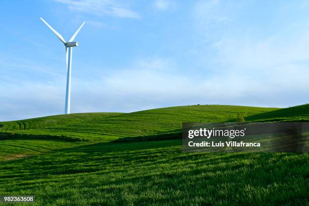 molino de viento - viento stockfoto's en -beelden
