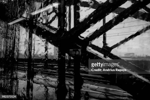 rain - elevator bridge - fotografias e filmes do acervo